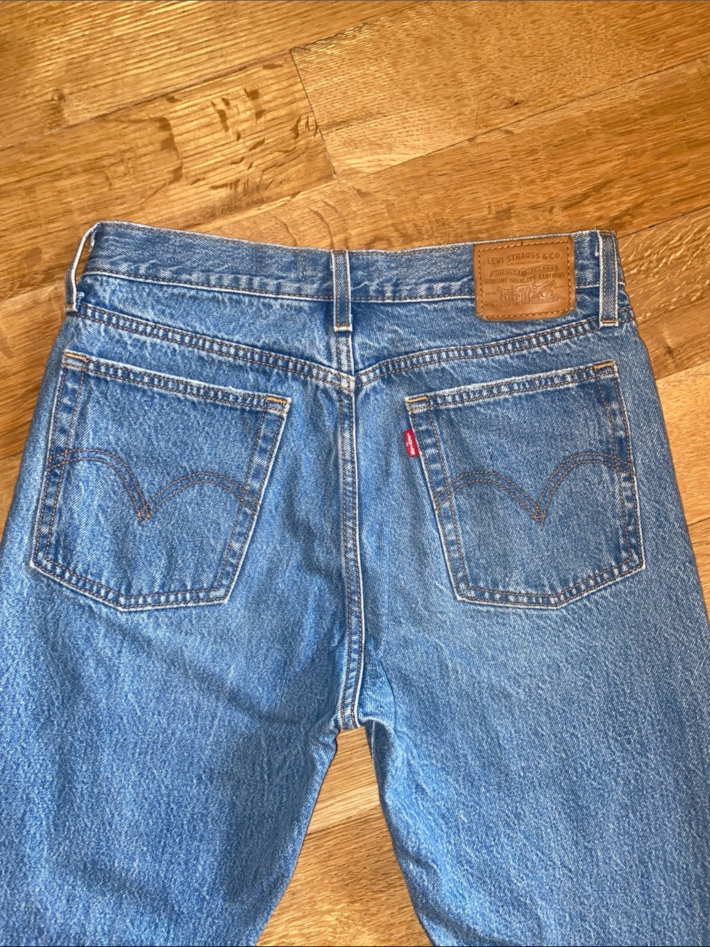 Levi’s Wedgie Fit Blue Denim Jeans Factory Distressed Button Fly Tapered 27 - Picture 5 of 16